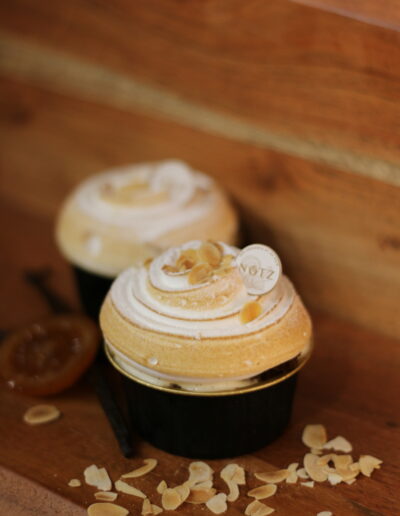 Pâtisserie avec meringue et amandes.